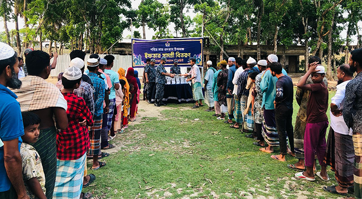 দুঃস্থদের মাঝে ইফতার সামগ্রী বিতরণ করেছে নৌবাহিনী